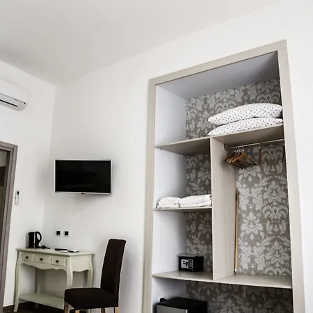 Caracciolo 109 Bed & Breakfast 4*